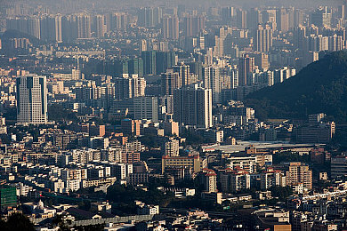 在厨房抱住岳丰满大屁股：“明星温馨互动引热议：岳丰厨房拥抱粉丝，尺度讨论引发思考”-1