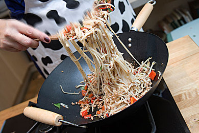 色情多多：网络伦理风暴：揭秘“低俗潮涌”平台的道德漩涡与治理之道-1