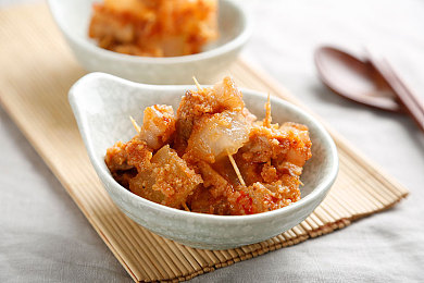 小妇厨房偷情：神秘厨房之谜：揭开家庭情感与美食挑战的奇幻旅程-1