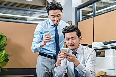 9分42秒头撞玻璃会怎样：9分钟头部连续撞击玻璃，揭秘惊人后果及预防措施