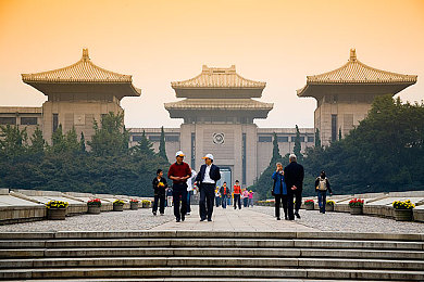 不如跳舞三个孩子在公园图：“不如跳舞”互动软件助家长与孩子共度快乐时光，重温童年美好