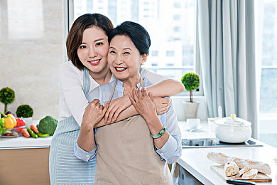 真人搡人又疼又叫：趣味互动游戏“真人搡人”火爆来袭，欢声笑语汇聚欢乐时光