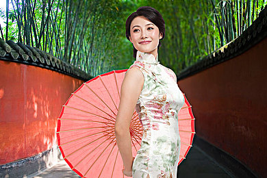 男生和女生一起擦擦擦：高校携手环保，男女共筑清洁美丽校园