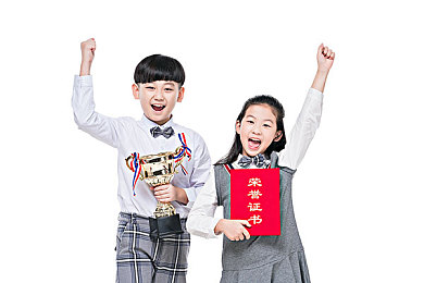 一小孩和妈妈打麻将还喊疼：亲子麻将乐，温馨共成长-2