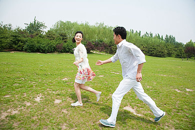 惩罚尿急女生给她灌水：“创意解尴尬，趣味灌水疗法，巧妙应对尿急困境”