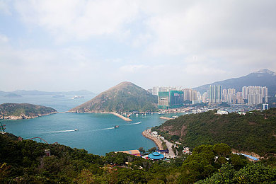 一小孩和妈妈萝卜：“亲情守护，温暖同行：关爱弱势，共筑美好家园之旅”-2