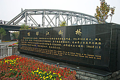 别揉我胸 啊～喷水了：游乐场惊呼喷泉：意外惊喜逗笑众人-3