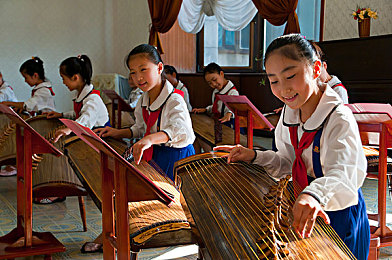 国产调教打屁股spanking：“调教打屁股”游戏争议升级，探讨虚拟与现实界限引发热议-1