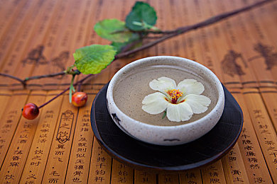 他的舌头探进蜜源毛毛虫说说视频：舌尖探秘：蜜源危机，好奇心与安全的较量-2