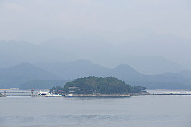 公交车上拨开丁字裤进入的寓意：公交女子随意入车厢，公德缺失引深思：文明素质亟待提升