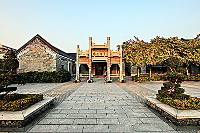 老太婆被躁的嗷嗷叫：搞笑老太婆冒险之旅：趣味关卡，畅玩欢乐时光