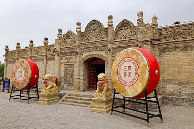 原千岁穿牛仔裤是哪部：牛仔裤风潮席卷，原千岁亲民造型引发社会热议现象