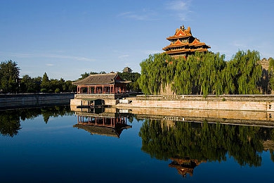 抄底无内少妇真空走光：真空设计缺陷引热议，时尚安全双重考量成焦点-2