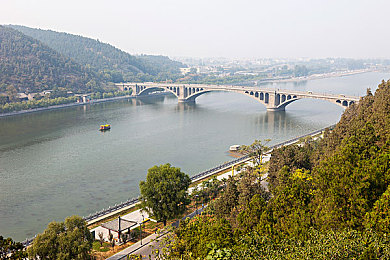 五月婷婷六月天：夏日冒险季节，挑战极端天气的团结之旅-2