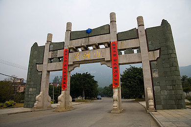 隔着衣服揉两个乳尖：公共场所不文明行为引热议，专家呼吁：文明礼仪教育刻不容缓-2