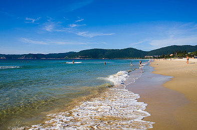 体育生Chinese浴室洗澡：浴室风波再起：体育生洗澡视频引发热议，浴室文化传承与发展引关注