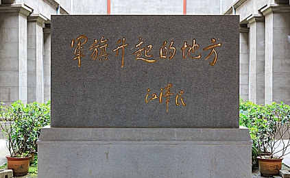 一男一女在床上打扑克：浪漫床榻扑克夜：情侣共度温馨游戏时光-2