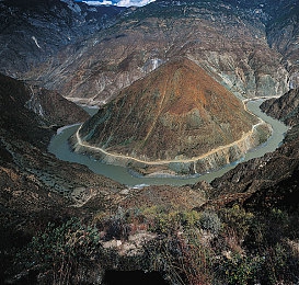 一边走楼梯他都往上顶一下：挑战楼梯巅峰，互动乐趣无限的游戏体验-3
