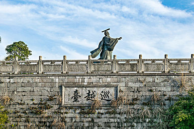 少妇下蹲走光露出毛：趣味下蹲锻炼，少妇走光揭秘，快乐健身两不误-2