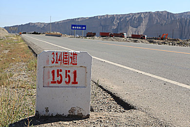 六十路祖母近亲相：探寻家族谜团：奇幻游戏《六十路家族之谜》引发热议，玩家沉迷家族历史探索之旅-3