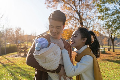 周莹回乡下被爸爸抱回老家：时光穿梭，乡村秘境寻宝记-2