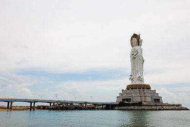 欧美黑人性：踏上非洲神秘之旅：探险游戏《欧美黑人性》攻略揭秘，引领玩家探索古老文明与自然资源