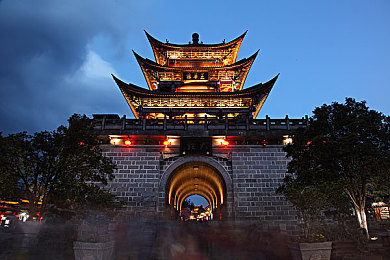 金卡戴珊和Rjay无删减：金卡戴珊与Rjay无删减视频揭秘：真实生活场景与娱乐圈内幕引发热议-1