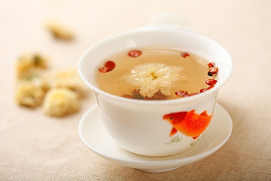 ysl水蜜桃86：时尚口红新宠：YSL水蜜桃86引领春夏色彩潮流，引发社交媒体热议-2