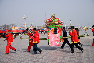 三人行群交总汇：社交秘境探秘：解密网络黄金时代的社交乐园-3