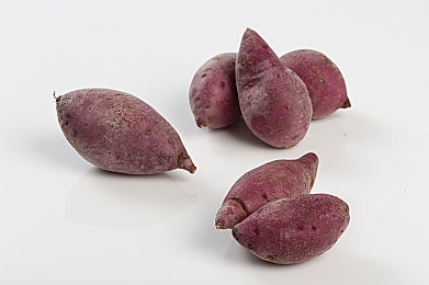 白丝校花 扒开美腿甜美打扑克：校园校花扑克照引发热议：青春活力还是失礼行为？-5