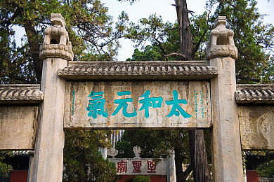 男人和女人在一起差差轮滑：浪漫轮滑互动，情侣挑战乐趣无限-4