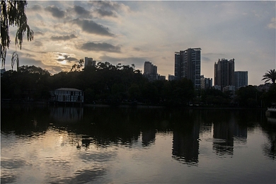 校花光着屁股趴在体罚室打屁股：校园禁罚：校花遭遇体罚，教育反思再出发-3