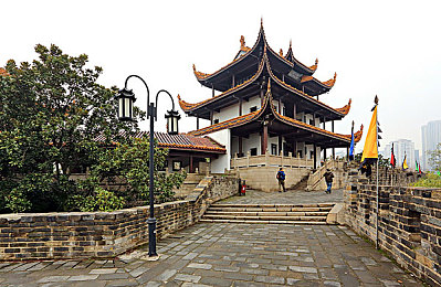 旅行者爬在甘雨的身上：甘雨助力探险，揭秘旅行者如何玩转雨中奇遇-5
