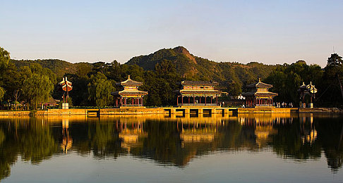 五月丁香久：古都春色浓，千年丁香花海浪漫绽放，市民游客共赏美景-3